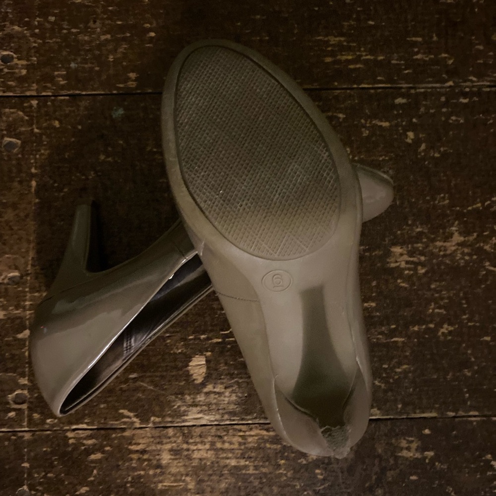 Pumps - Picture 2 of 6